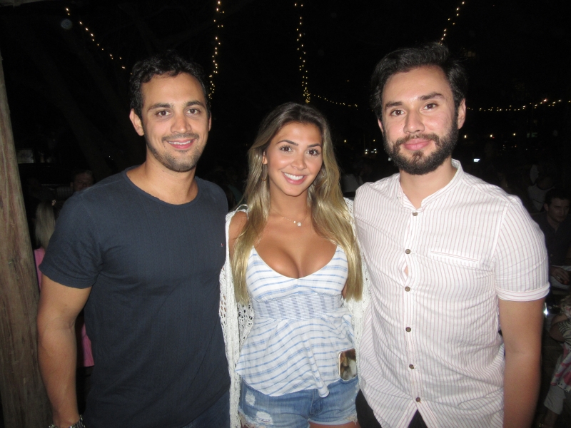 Rodrigo Hoffmann, Camila Ribeiro e Rogerio Potter em noite animada no Pallet Bar, em Atlântida