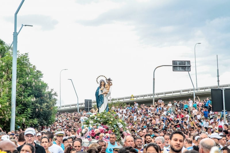 Pessoas percorreram ruas da Capital acompanhando a imagem da padroeira 