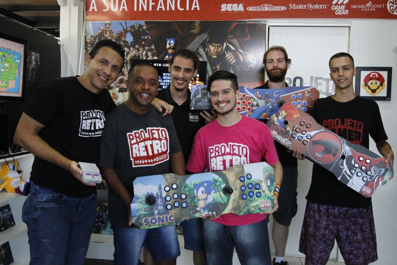 Equipe do Projeto Retrô, de Canoas, vende consoles para jogos tradicionais Foto: LUIZA PRADO/JC