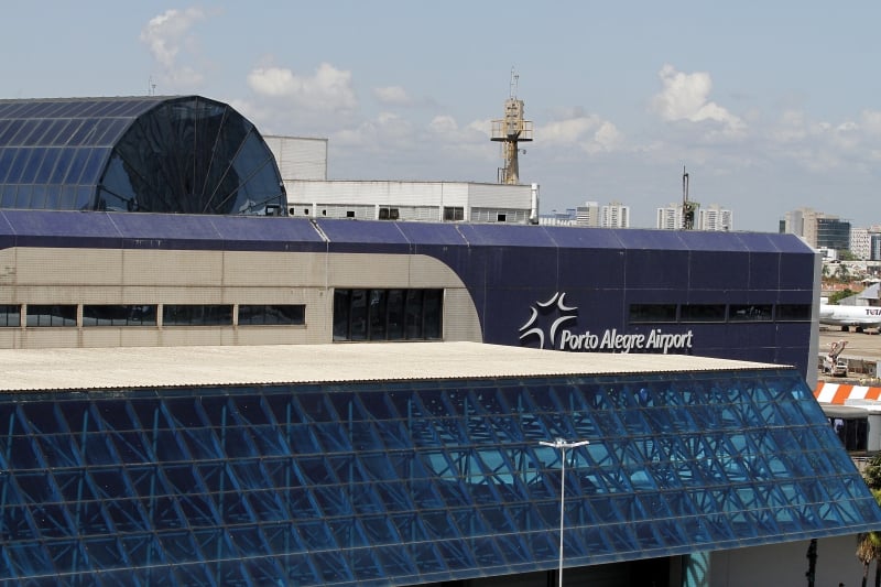 Fotos da obra do aeroporto Salgado Filho - ampliação do terminal 1 ganha forma, com vidros colocados externamente. 