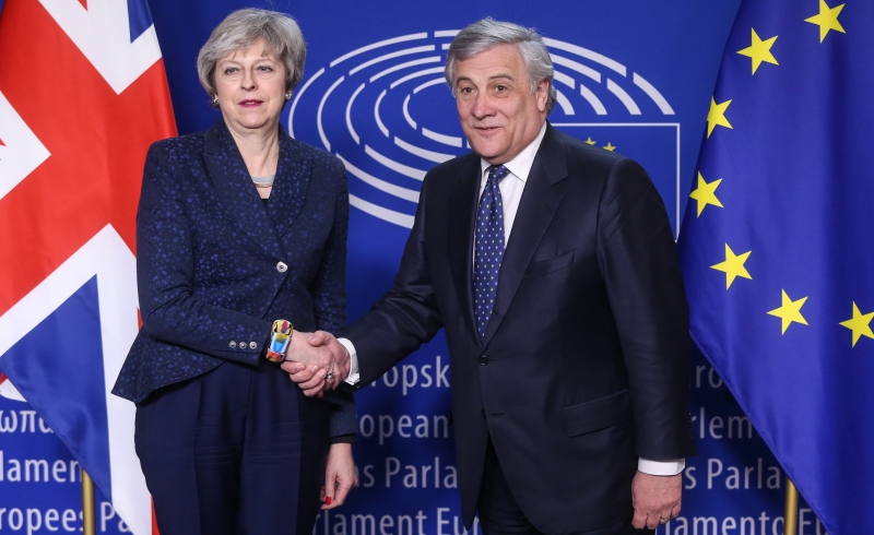 Theresa May e Jean-Claude Juncker se reuniram para revisão dos próximos passos do Brexit
