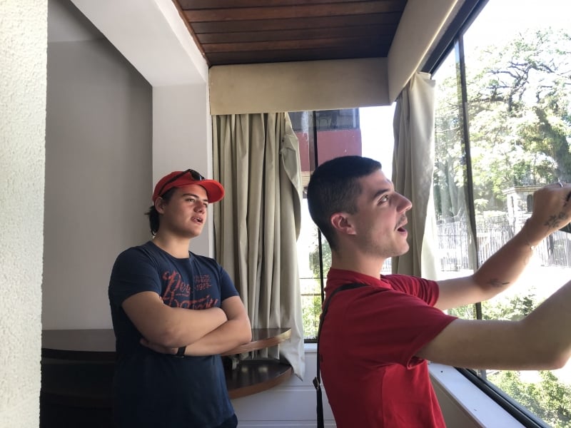 Gabriel Pagliarin (e) e Felipe Soares (d) procuram um apartamento