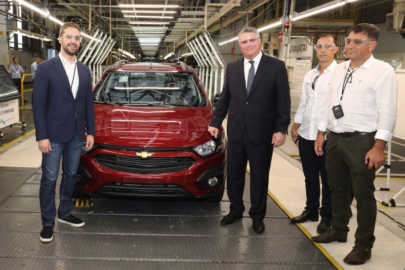 Leite visita fábrica e posa ao lado de carro Onix e Zarlenga, repetindo gesto de antecessores 