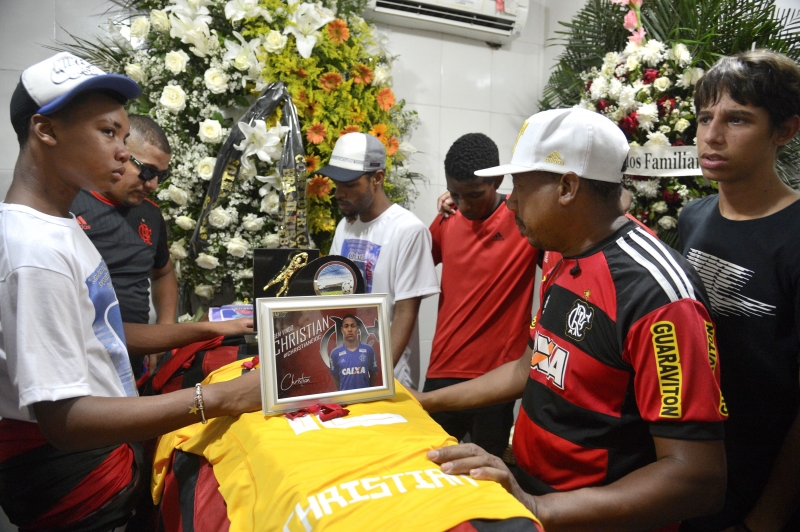 Torcedores do clube foram ao enterro e fizeram questão de homenagear o jovem atleta