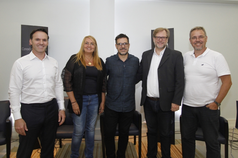 Testa (e), Susana Kakuta, César Paz, Alexandre Horn e Luis Humberto Villwock foram os debatedores