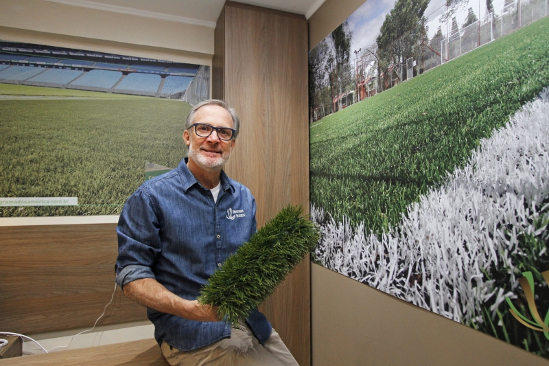 Lauro foi agraciado pela Fifa com o certificado de manutenção de sintéticos Foto: LUIZA PRADO/JC