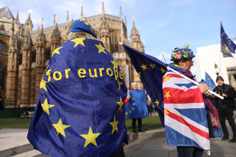 Britânicos contra e a favor do Brext voltam às ruas para manifestações à espera do desfecho da saída