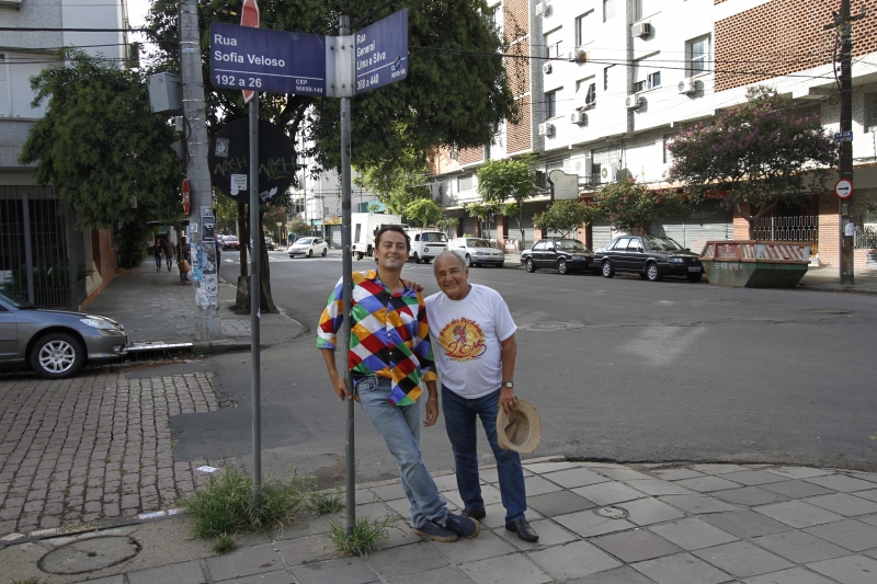 {'nm_midia_inter_thumb1':'https://www.jornaldocomercio.com/_midias/jpg/2019/02/13/206x137/1_lp_130219___carnaval__4_-8624781.jpg', 'id_midia_tipo':'2', 'id_tetag_galer':'', 'id_midia':'5c64046662b88', 'cd_midia':8624781, 'ds_midia_link': 'https://www.jornaldocomercio.com/_midias/jpg/2019/02/13/lp_130219___carnaval__4_-8624781.jpg', 'ds_midia': 'Waldemar Pernambuco e Zeca Brito criaram o Maria do Bairro', 'ds_midia_credi': 'LUIZA PRADO/JC', 'ds_midia_titlo': 'Waldemar Pernambuco e Zeca Brito criaram o Maria do Bairro', 'cd_tetag': '1', 'cd_midia_w': '800', 'cd_midia_h': '533', 'align': 'Left'}