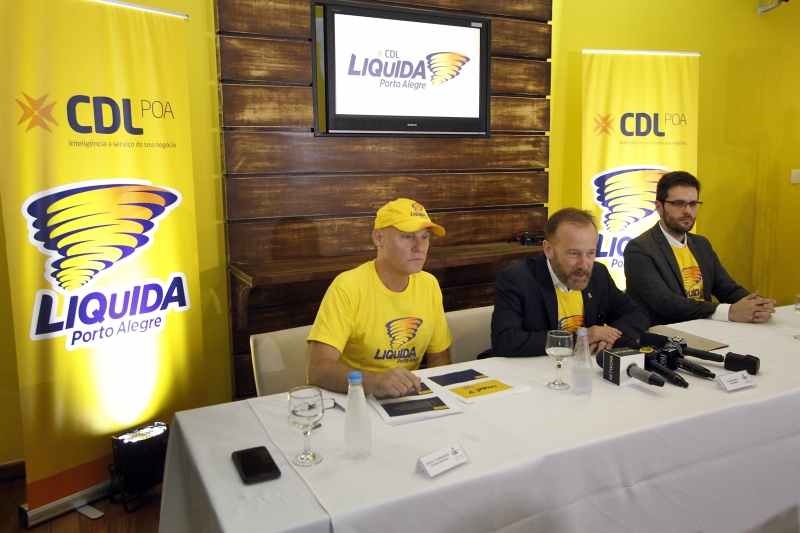 Schmaedecke, Debus e Frank (da esquerda para direita) fizeram o lançamento da promoção da CDL-POA  