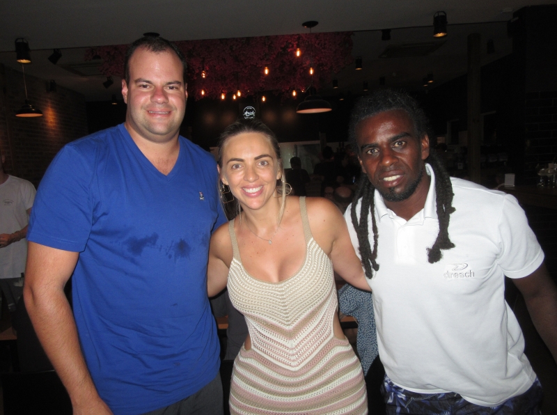 Eduardo Vasconcelos Difini com Milene Nascimento e Tinga na pizzaria Amiche 