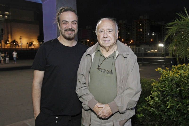 Autor assistiu grupo argentino Fuerza Bruta com filho Pedro em fevereiro do ano passado