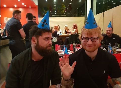 Sheeran comemorou os 28 anos em uma filial da pizza Hut, ao lado de Passenger, que abriu o show