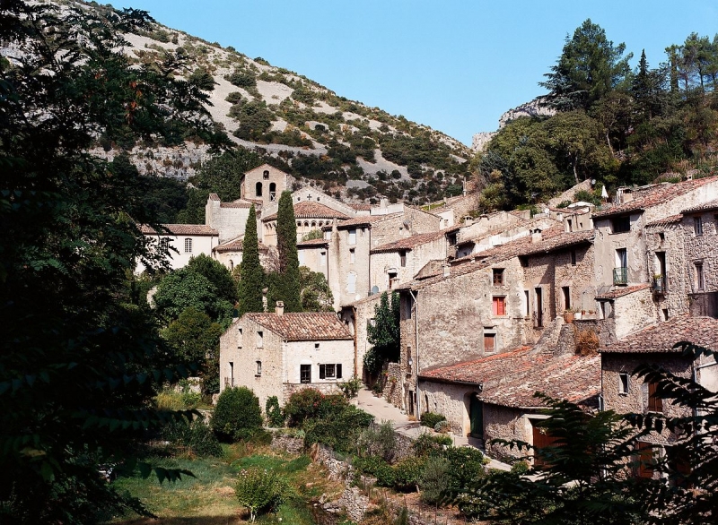 Aldeia medieval Saint-Guilhem-le-Désert fica no Sul da França