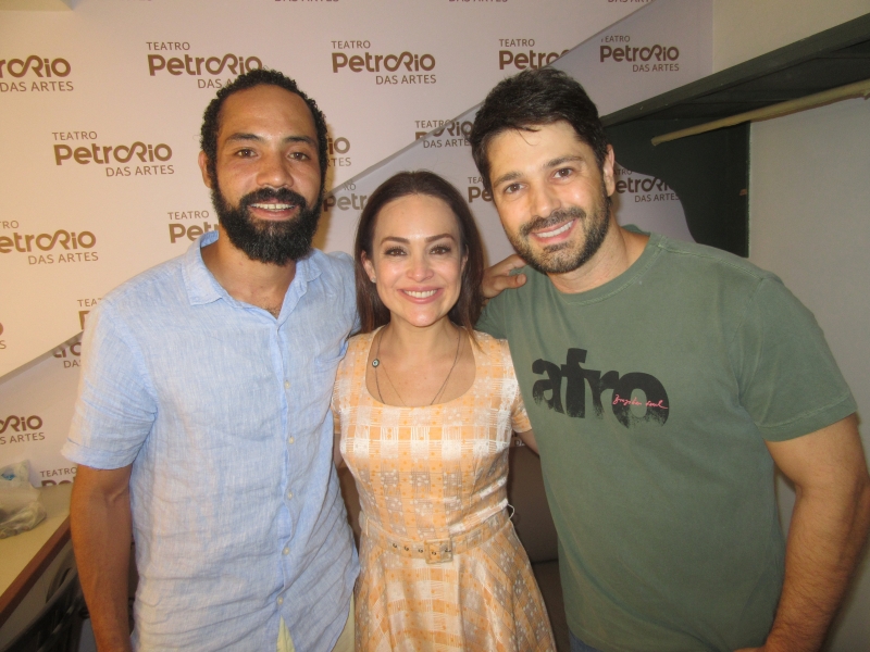 Perfume de Mulher
Os atores Silvio Guindane e Gabriela Duarte com Gustavo Nunes, no Teatro das Artes 

