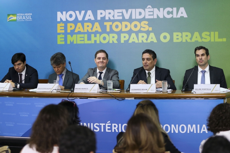 Bianco (centro) diz que  as medidas foram desenhadas para garantir a sustentabilidade do sistema