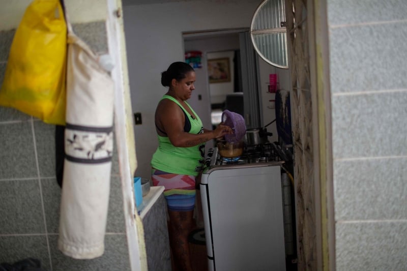 Mulher trabalha quase dobro de horas que homem nos afazeres domésticos ...