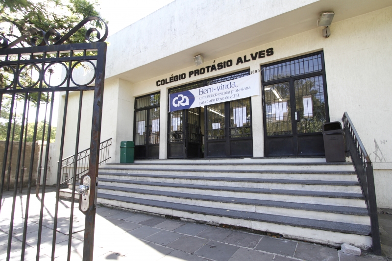 No Colégio Protásio Alves, grades obstruem parcialmente uma das escadarias