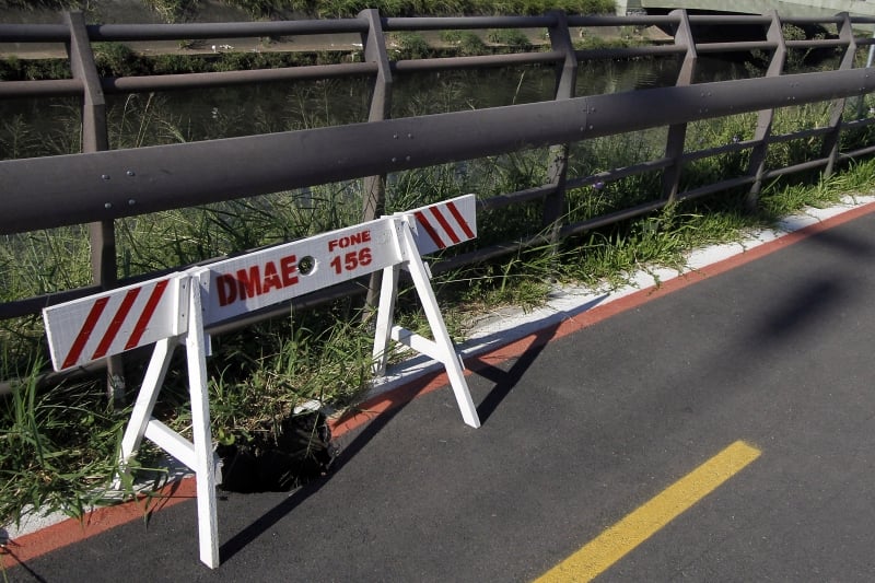 Vazamento em tubulação enterrada sob a via teria feito o material ceder