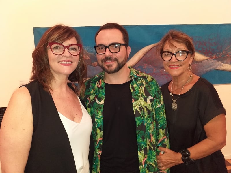 {'nm_midia_inter_thumb1':'https://www.jornaldocomercio.com/_midias/jpg/2019/02/20/206x137/1_niura_borges__andre_venzon_e_vera_pellin___eduardo_bins_ely-8632455.jpg', 'id_midia_tipo':'2', 'id_tetag_galer':'', 'id_midia':'5c6da28e5d82a', 'cd_midia':8632455, 'ds_midia_link': 'https://www.jornaldocomercio.com/_midias/jpg/2019/02/20/niura_borges__andre_venzon_e_vera_pellin___eduardo_bins_ely-8632455.jpg', 'ds_midia': 'Niura Borges, André Venzon, curador da mostra, e Vera Pellin', 'ds_midia_credi': 'EDUARDO BINS ELY/ESPECIAL/JC', 'ds_midia_titlo': 'Niura Borges, André Venzon, curador da mostra, e Vera Pellin', 'cd_tetag': '1', 'cd_midia_w': '800', 'cd_midia_h': '600', 'align': 'Left'}