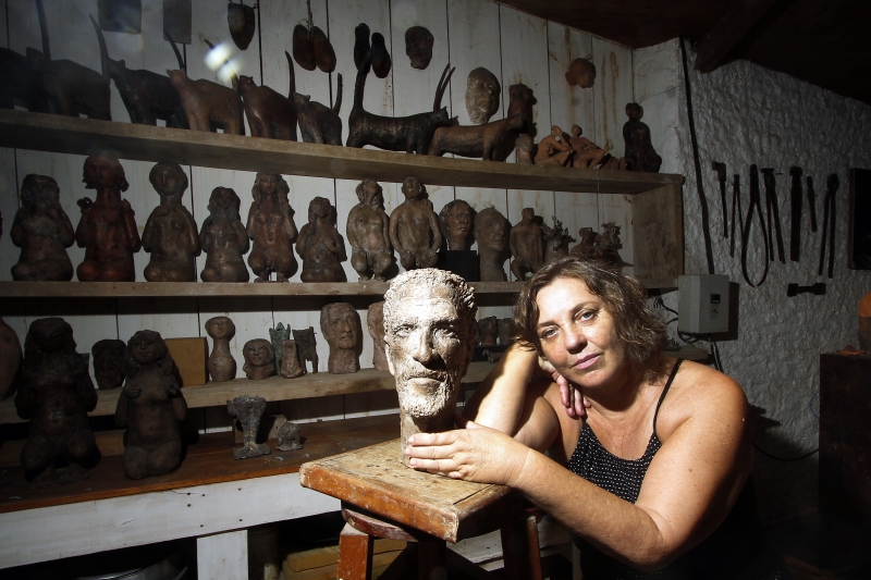 Eloisa Tregnano, no atelier da Vila Nova, com peças de Xico Stockinger