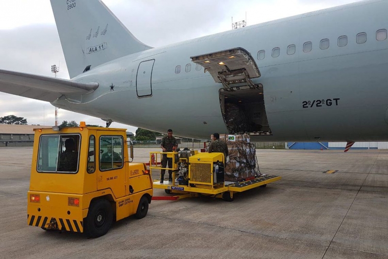 A aeronave transporta 23 toneladas de leite em pó e 500 kits de primeiros socorros
