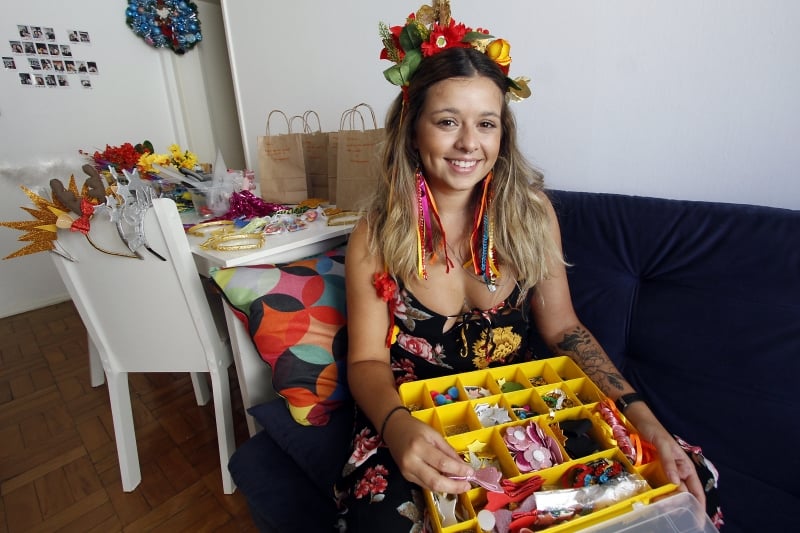 Entrevista com Victoria Campos, artesã da marca de acessórios de carnaval Vic faz pra mim.  Foto: MARCELO G. RIBEIRO/JC