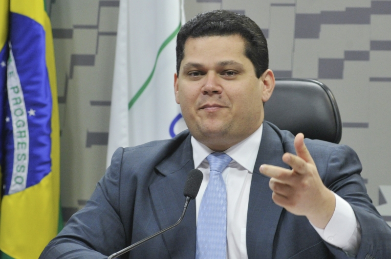 Davi Alcolumbre (DEM-AP) deferiu dois requerimentos que pedem informações a Paulo Guedes