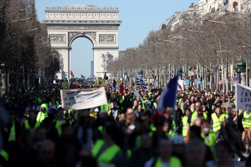 Protestos chegam neste sábado no seu 15º fim de semana em Paris, como na área do Arco do Triunfo