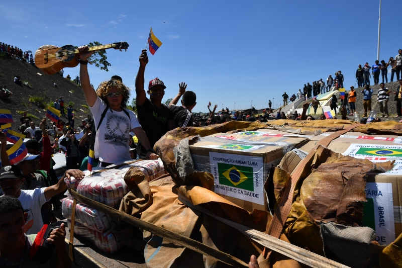 Duas camionetes enviadas pelo Brasil à Venezuela estavam em frente à alfândega do vizinho 
