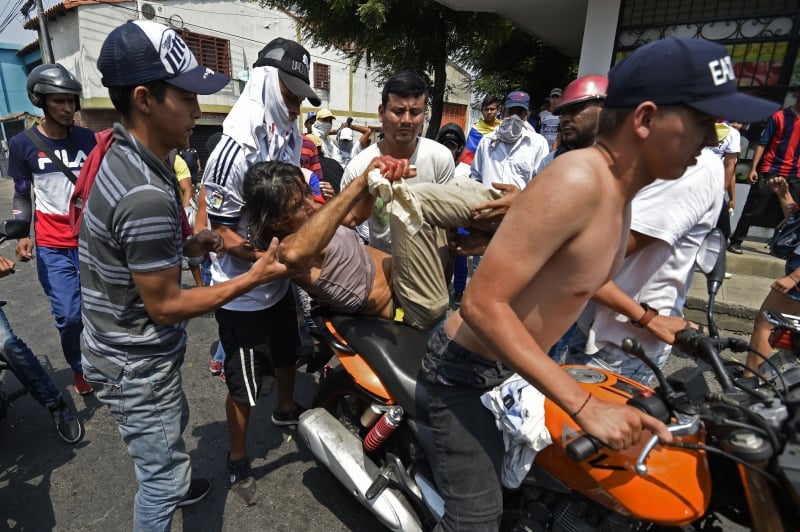 Tropas venezuelanas agem contra manifestantes que protestam contra o fechamento da fronteira