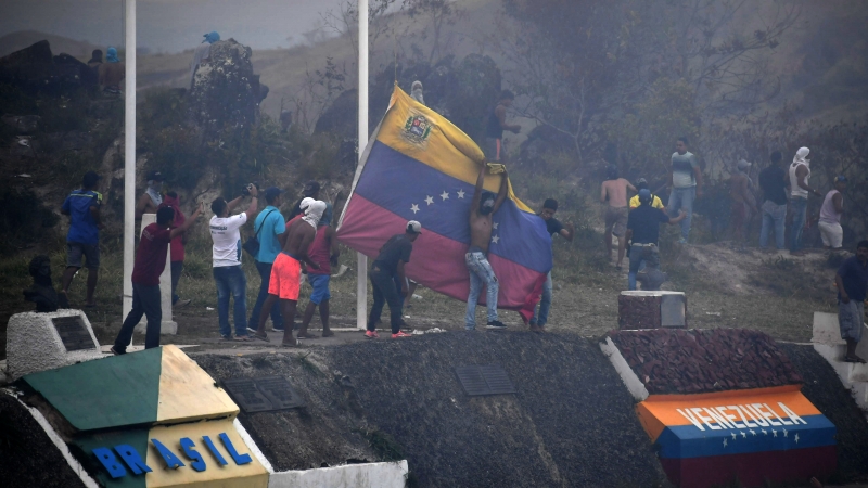 Incidente começou entre dezenas de manifestantes venezuelanos concentrados do lado brasileiro
