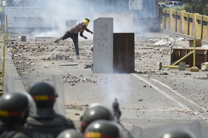 Manifestantes jogaram pedras em direção às forças militares venezuelanas