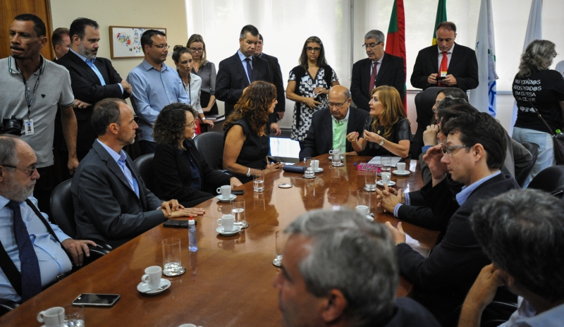 Representantes de vários partidos levaram demandas à presidente do Poder Legislativo da Capital