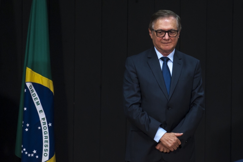 Ministro pede que escolas cantem hino, digam slogan de campanha de Bolsonaro e gravem vídeo 
