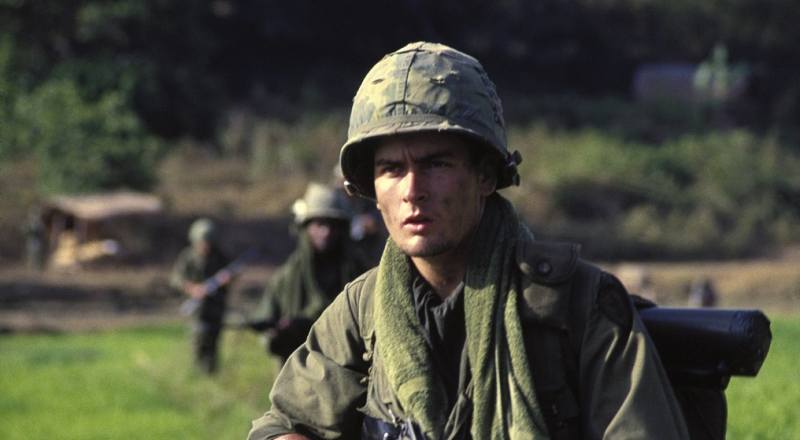 Oliver Stone venceu seu primeiro Oscar de direção com o filme Platoon