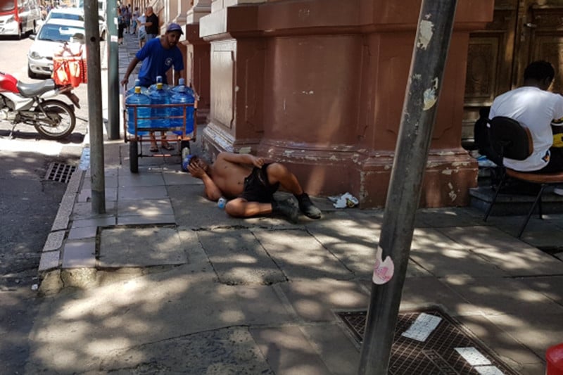 Homem dormindo na calçada - Fernando Albrecht