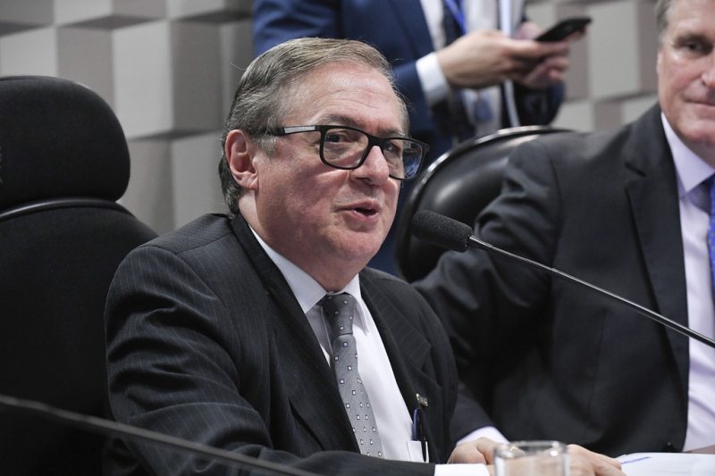 Bolsonaro garantiu que  Ricardo Vélez Rodríguez será mantido no cargo