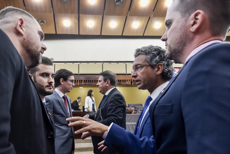 Além da base, Antunes (2º dir.) obteve apoio de bancadas independentes