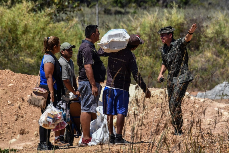 Militares brasileiros orientam venezuelanos junto à fronteira