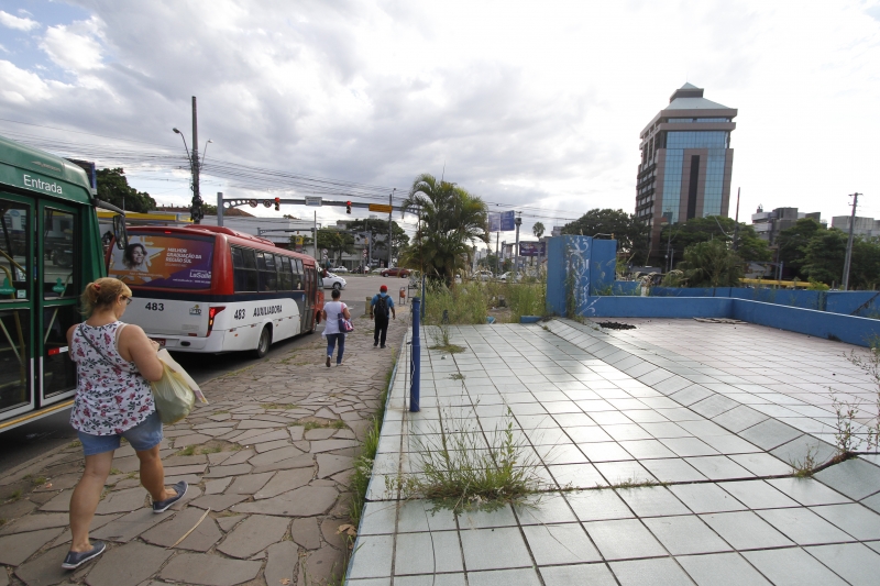 Sede de revenda, empecilho para o viaduto, foi destruída, mas escombros seguem no local
