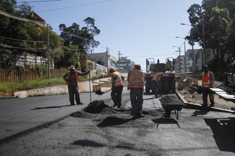 Equipes da prefeitura trabalham para liberar trânsito na avenida Cristóvão Colombo em março