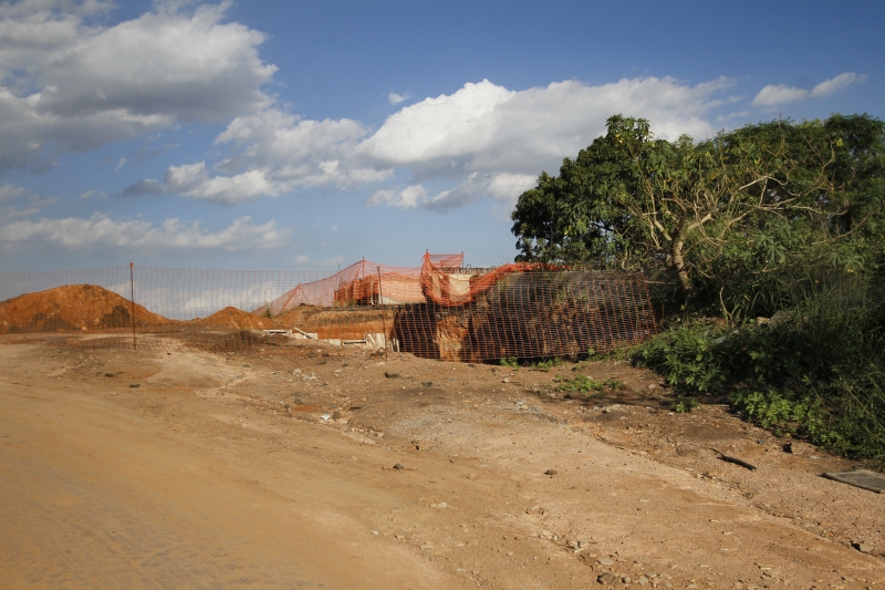 A obra parou com 49% de execução e não há previsão de retorno ou conclusão