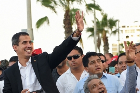 No Equador, opositor recebeu o apoio do presidente Lenín Moreno (d)