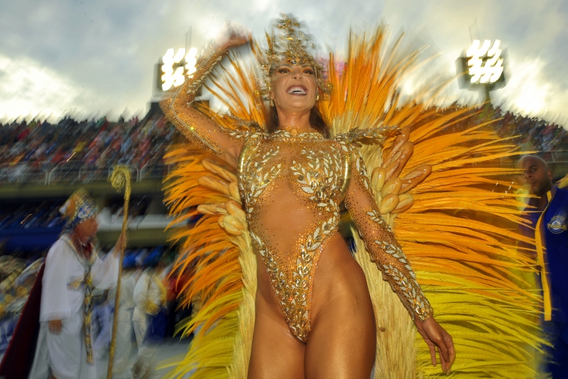 Elaine Azevedo desfilou como rainha da bateria para a Unidos da Tijuca na primeira noite do Carnaval do Rio