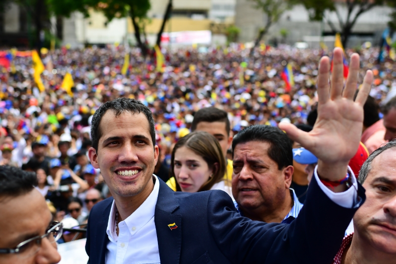 Juan Guaidó acena para militantes venezuelanos após sua chegada em Caracas