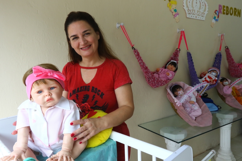 Alessandra Tavares, empreendedora que faz bonecas reborn Foto: CLAITON DORNELLES /JC