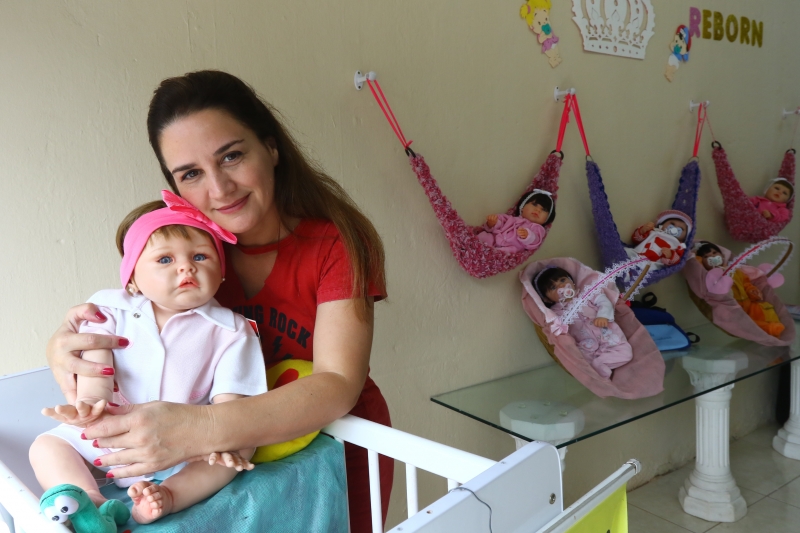 Alessandra Tavares, empreendedora que faz bonecas reborn Foto: CLAITON DORNELLES /ARQUIVO/JC