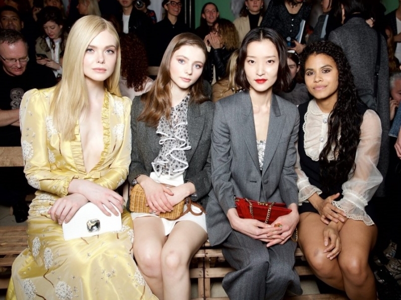 Elle Fanning, Thomasin McKenzie, Du Juan e Zazie Beetz na primeira fila do desfile Miu Miu em Paris