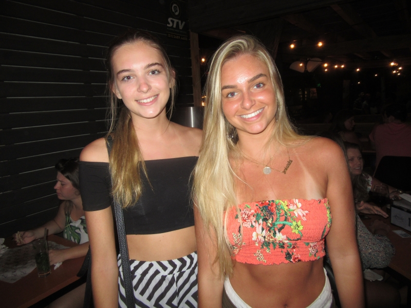 Gabriela John e Carolina Bing na pizzaria Amiche, em Atlântida  