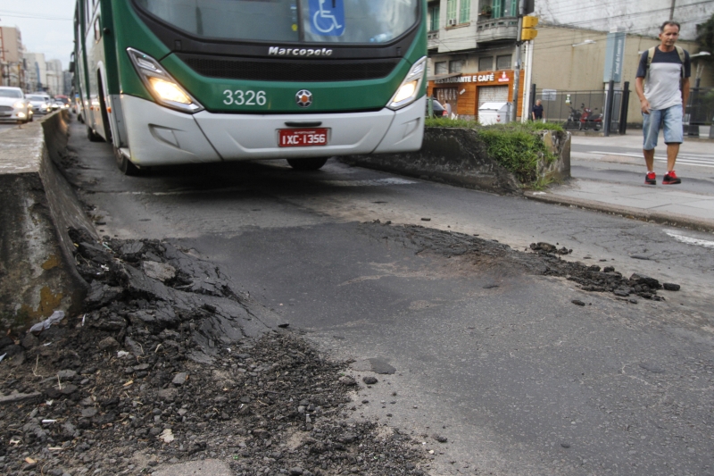 Situação do asfalto do corredor de ônibus da avenida João Pessoa é precária
